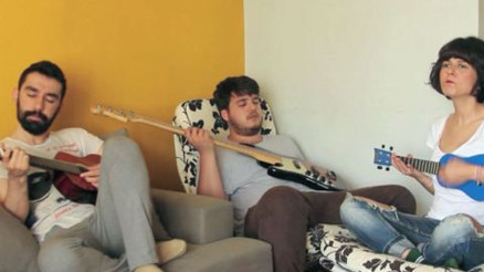 Yeni enstrüman keşfeden arkadaşı sakinleştirmenin 4 yolu