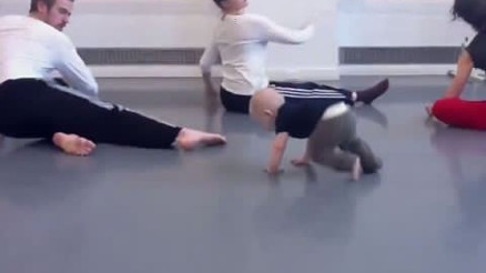 Dans ekibinin ortasında doğan bebek böyle oluyor
