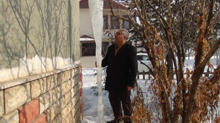 Müzisyenin evinde şaşırtan buz sarkıtı