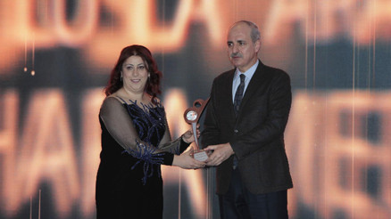 Ödül gecesinde siyah şıklığı