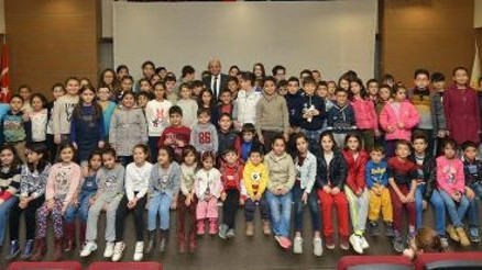 Başkan Arslan çocuklarla filmi izledi