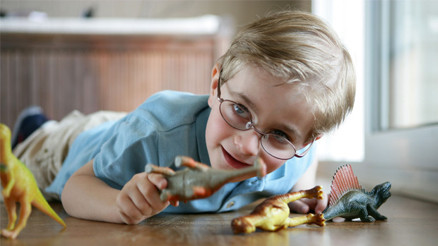 Çocuklar oyuncaklarla mutlu