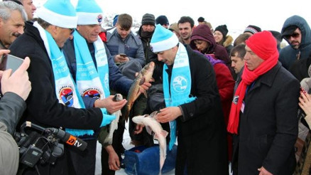 Buz tutan Çıldır Gölünde Kış Şöleni