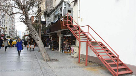 Ruhsat almak için yaptırdığı yangın merdiveni görenleri şaşırttı