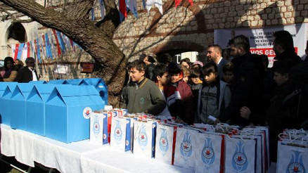 Sokak kedilerine Kediler Gününde ev