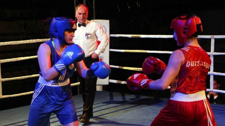 Kadınlar boks şampiyonasında yumruklar ring dışına taştı