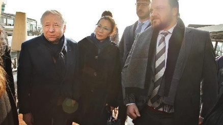 FIA Başkanı, Reinaya karanfil bıraktı