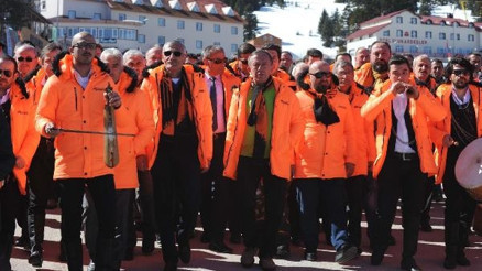 Ağaoğlu düğün öncesi akrabalarına sucuk partisi düzenledi