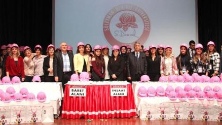 SDÜde pembe baret dağıtıldı
