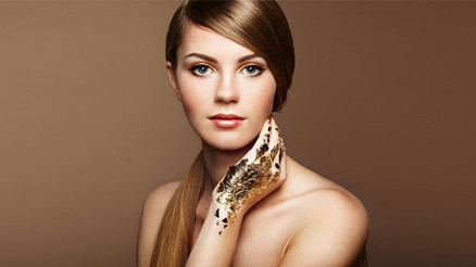 Yıldız gibi parlamak için glitter makyaja şans verin