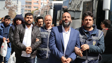 İzmirin kalaşnikoflu çetesi yakalandı