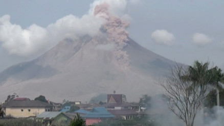 Sinabung Yanardağı kül püskürtmeye başladı