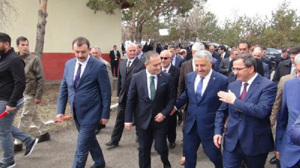 Bakan Aslan, açık cezaevinde kesimhane temeli attı