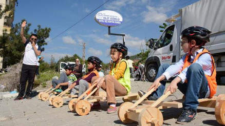 Çocuklar tahta arabalarla yarıştı