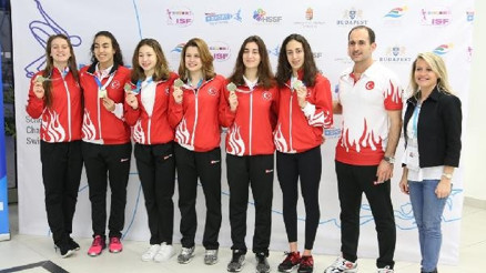 Çevre Koleji 6X50 m serbest bayrak yarışında dünya birincisi oldu