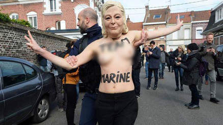 Femen üyelerinden Fransada üstsüz protesto