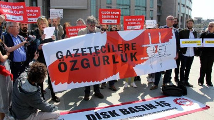 Adliye önünde tutuklu gazeteciler için özgürlük eylemi