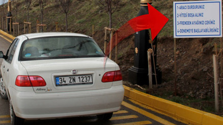 Erzurumdaki bu yolda kontağı kapalı otomobiller yokuş yukarı çıkıyor