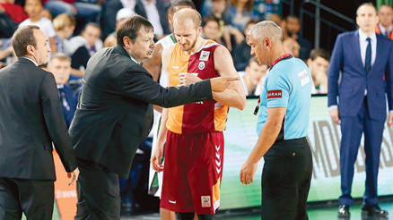 Ergin Ataman o fotoğrafı Hürriyet’e anlattı: Ay yıldızı gösterdim ‘utan’ dedim Ergin Ataman o fotoğrafı Hürriyet’e anlattı: Ay yıldızı gösterdim ‘utan’ dedim