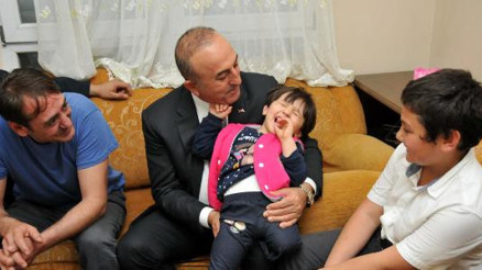 Bakan Çavuşoğlu, Özgeyi ziyaret etti