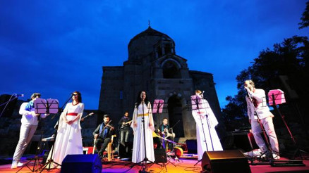 Tarihi Akdamar Kilisesinde 10 ayrı dilde konser