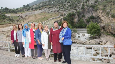Başkan eşlerinin Karaisalı turu