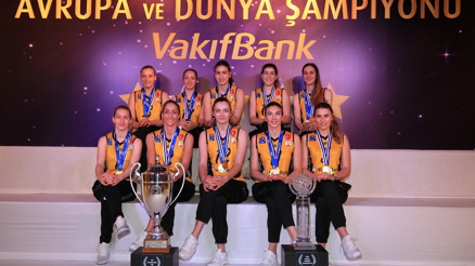 Şampiyon kupalarıyla poz verdi