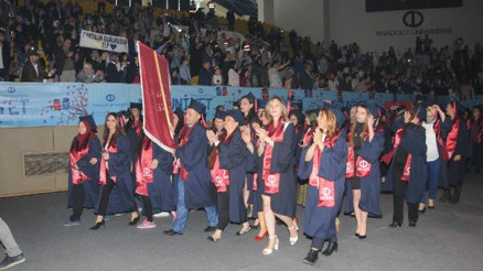 60 ve 70li yaşlarda Açıköğretim Fakültesinden mezun oldular