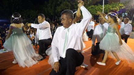 Babalar ve kızları dans etti