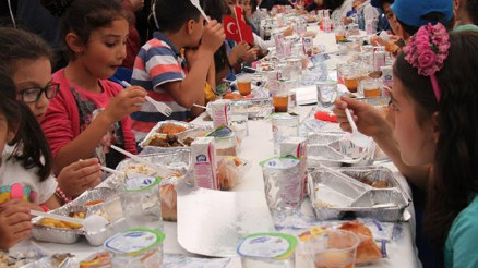 Çocuklar tekne orucunu açtılar