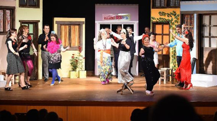 Tiyatrocu sağlıkçılar alkışlandı