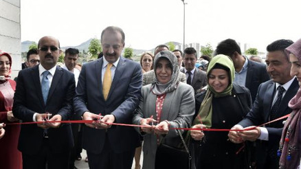 Kullanılmayan kıyafetlerin geri dönüşüm sergisi