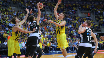 Fenerbahçe galibiyetle başladı