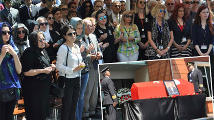 Kaptan pilota gözyaşlarıyla veda ettiler Kaptan pilota gözyaşlarıyla veda ettiler