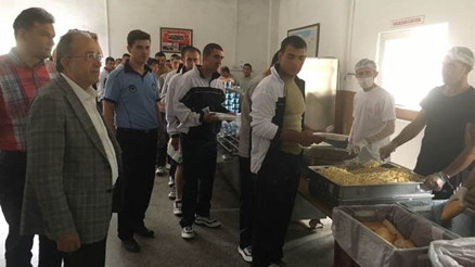 Manisada hastaneye kaldırılan askerler için son açıklama Bakandan