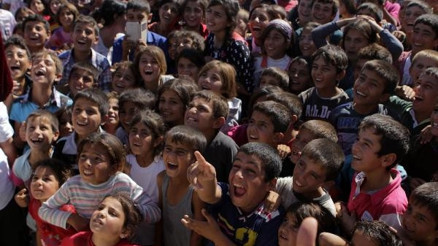 Yaralı minik yürekler için milli sporcular ve sanatçılar el ele verdi