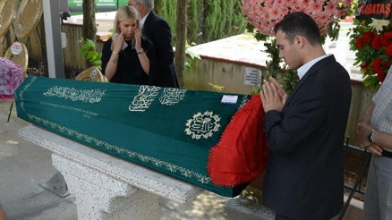 Fotoğraflar // Hürriyet Kelebek yazarı Ayşe Aral son yolculuğuna uğurlandı