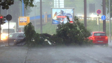 Almanya’nın kuzeyi fırtınaya teslim oldu