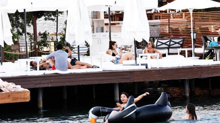 Beach Clublar boş kaldı, halk plajı tıklım tıklım