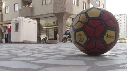 Çocuklarını tokatlayan komşusunu bacağından vurdu