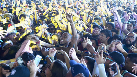 Rae Sremmurdun üyesi Aaquil Brown sahnede soyuldu