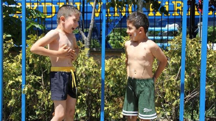 Ümraniye Belediyesinde çocuklara ücretsiz yüzme kursu
