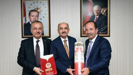 Bakanlar, Kırmızı dipli mumla Kırkpınar’a davet edildi