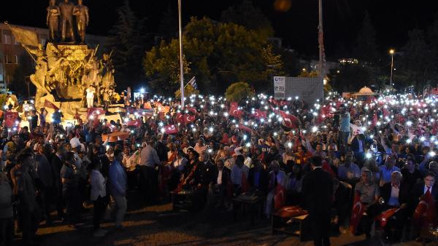 Binlerce Uşaklı darbeye karşı yürüdü