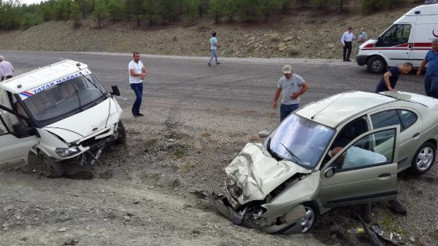 Otomobille kamyonet çarpıştı: 4 yaralı