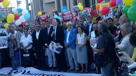 Uluslararası gazetecilerden Cumhuriyet tepkisi