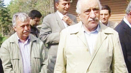 Bu adam hepimizle kafa bulup alay ediyor
