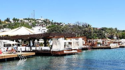 Göltürkbükündeki kanlı gecenin çifte tabancalı saldırganı aranıyor