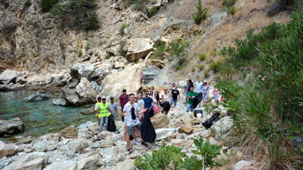 Turistler sahilde çöp topladı