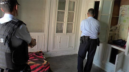 Polis baskınında pitbul tedirginliği